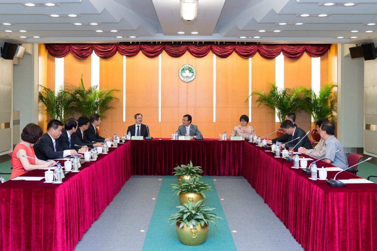 O Secretário para os Assuntos Sociais e Cultura, Doutor Alexis Tam, com o membro do comité permanente do PPC da cidade de Guangyuang, Ma Chenshan (1o à sua direita).