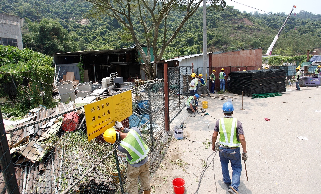 Realização de nova acção interdepartamental para reparação da vedação ilegalmente danificada no sentido de evitar que o terreno seja nova e ilegamente ocupado