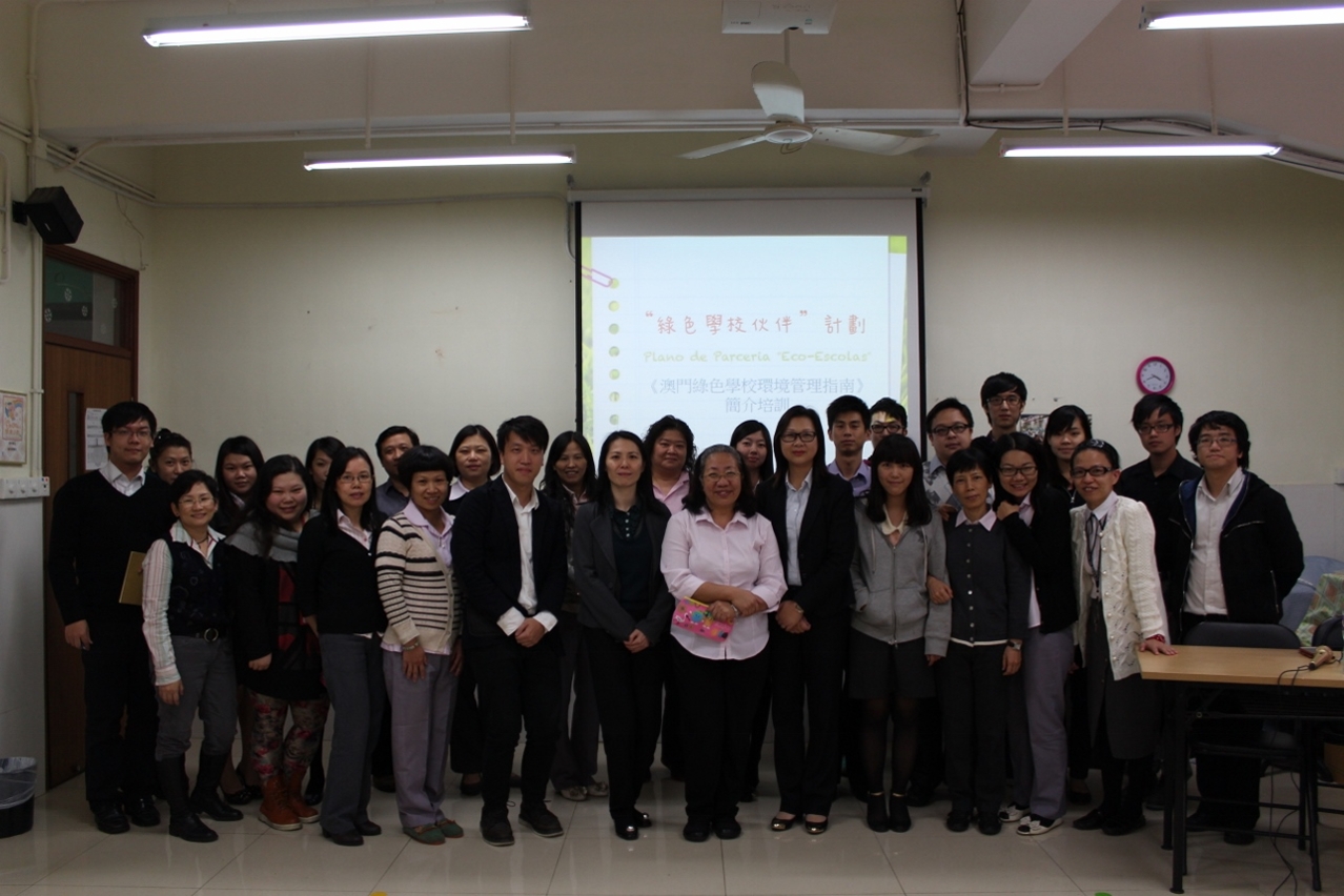 Os dirigentes da escola e professores participam de forma empenhada no curso de formação sobre o “Guia de Gestão Ambiental para as Eco-Escolas de Macau”