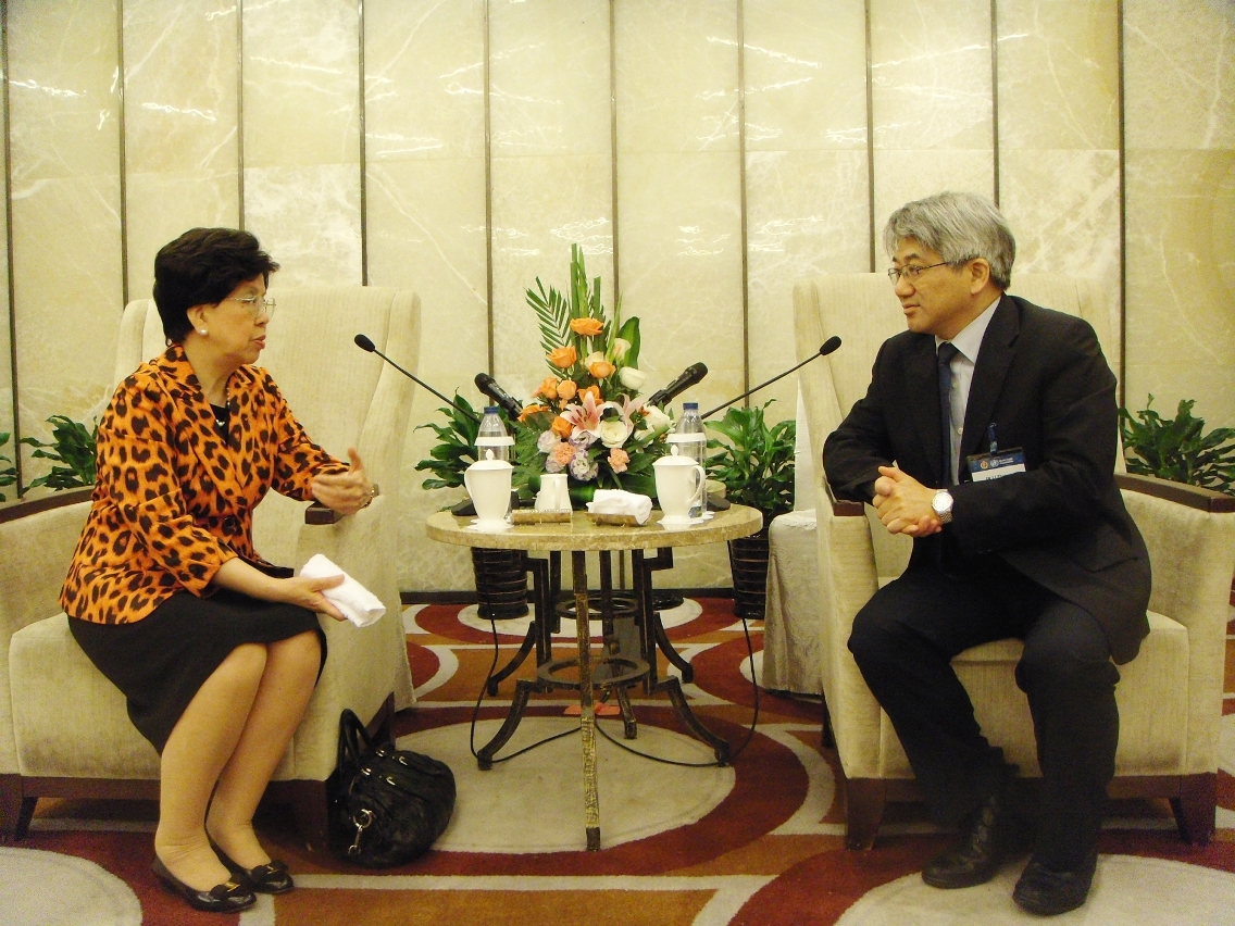 Conversação entre a Directora-Geral da OMS, Dra. Margaret Chan e o Director dos Serviços de Saúde Dr. Lei Chin Ion