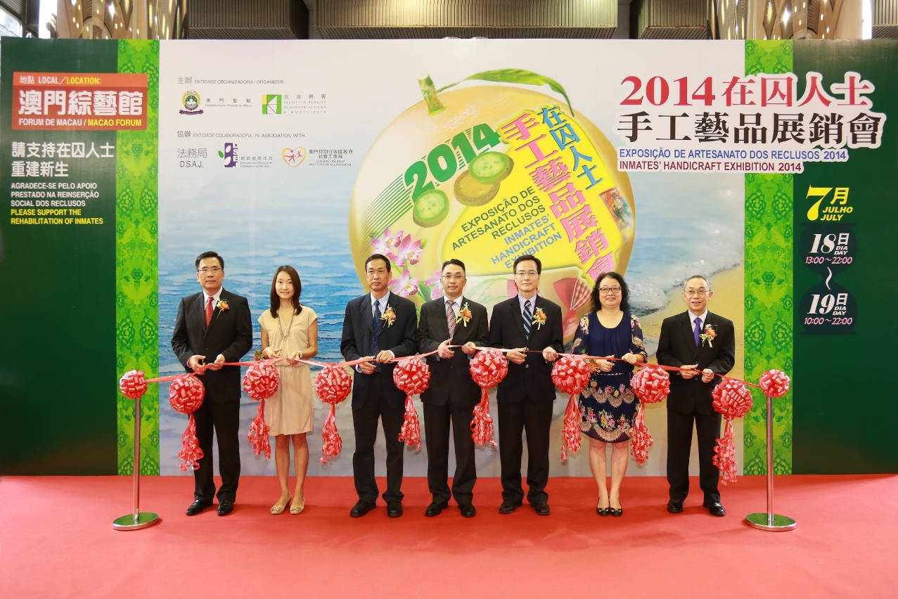 Cerimónia de Inauguração da “Exposição de Artesanato 2014 do Estabelecimento Prisional de Macau” realizou-se no Fórum de Macau