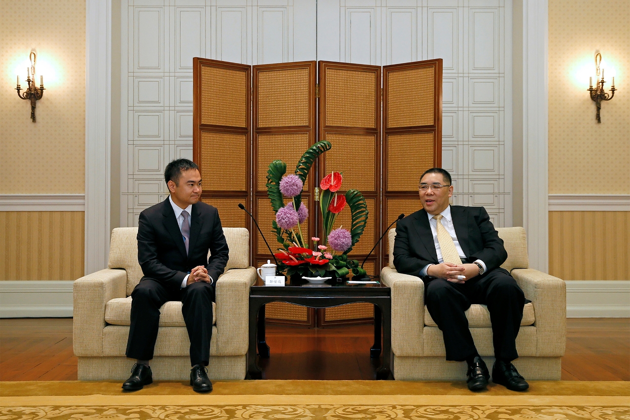 Encontro do Chefe do Executivo com o presidente e representantes da Associação dos Jovens de Macau Oriundos de Jiangmen.