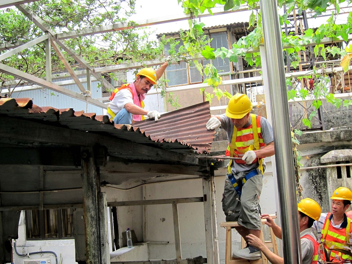 Acção realizada pelo Grupo para Demolição das Obras Ilegais de demolição da construção clandestina localizada ao nível do terraço sobre uma das fracções habitacionais, localizadas no Edf. Tat Cheong, sito na Rua de Afonso Albuquerque