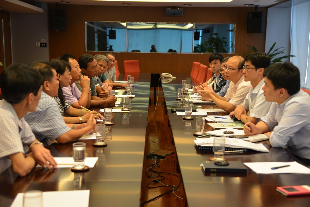 Visita da Associação Comercial de Reciclagem de Materiais Recicláveis de Macau à Direcção dos Serviços de Protecção Ambiental, para apresentar a situação comercial do sector.