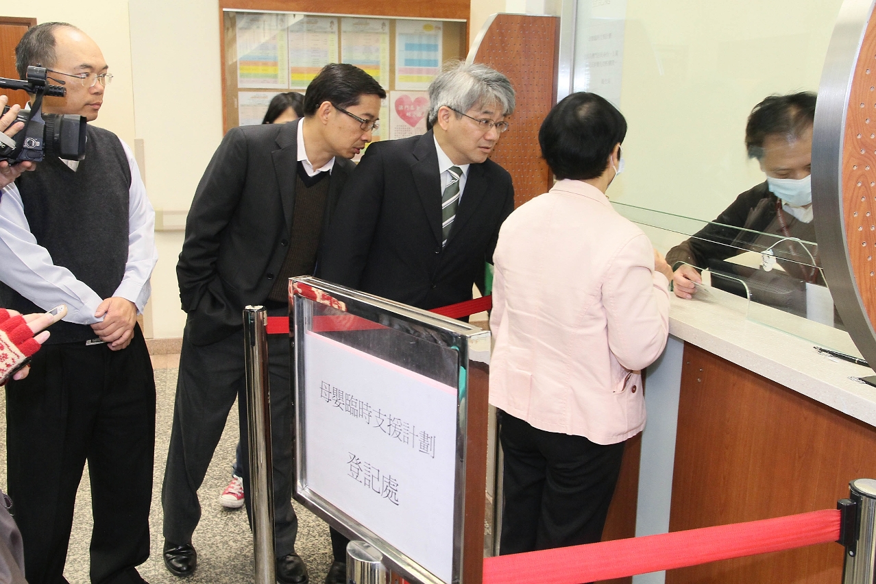 Visita do director dos Serviços de Saúde Dr. Lei Chin Ion e subdirector Dr. Cheong Seng Ip no primeiro dia do “Plano Provisório de Apoio às Mães e Bebés”.