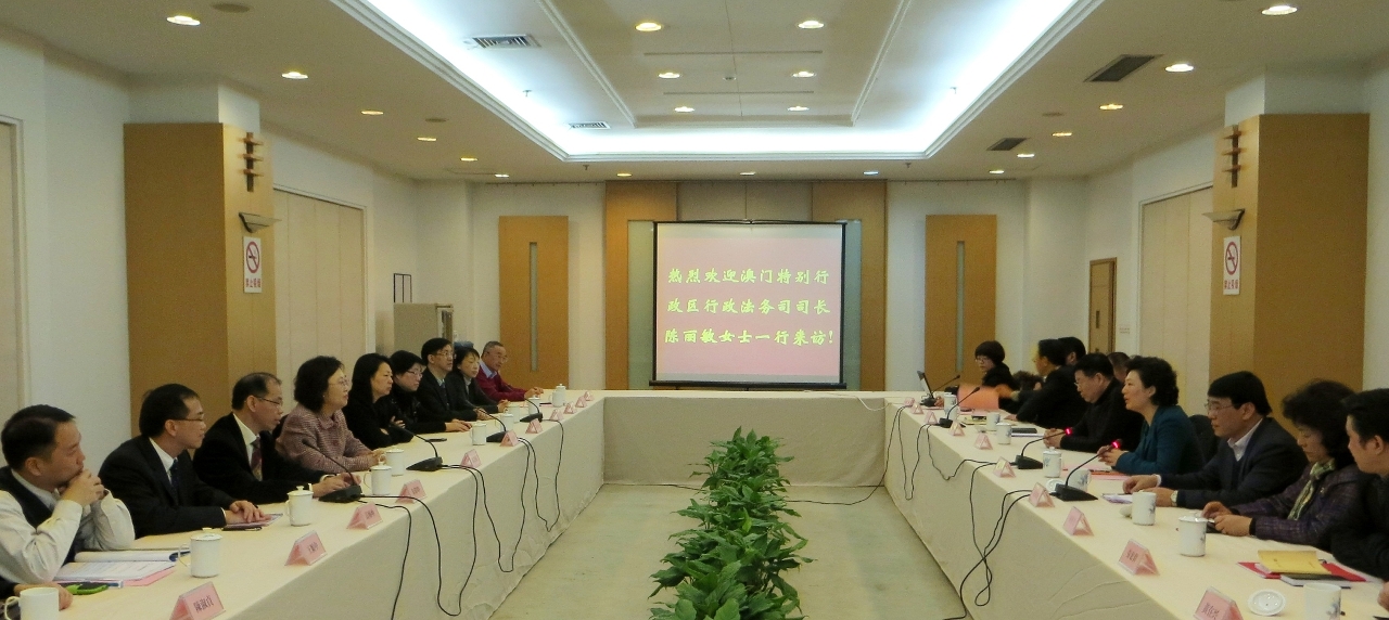 A delegação liderada pela Secretária para a Administração e Justiça, Florinda Chan, visitou o Serviço de funcionários públicos da província de Jiangsu