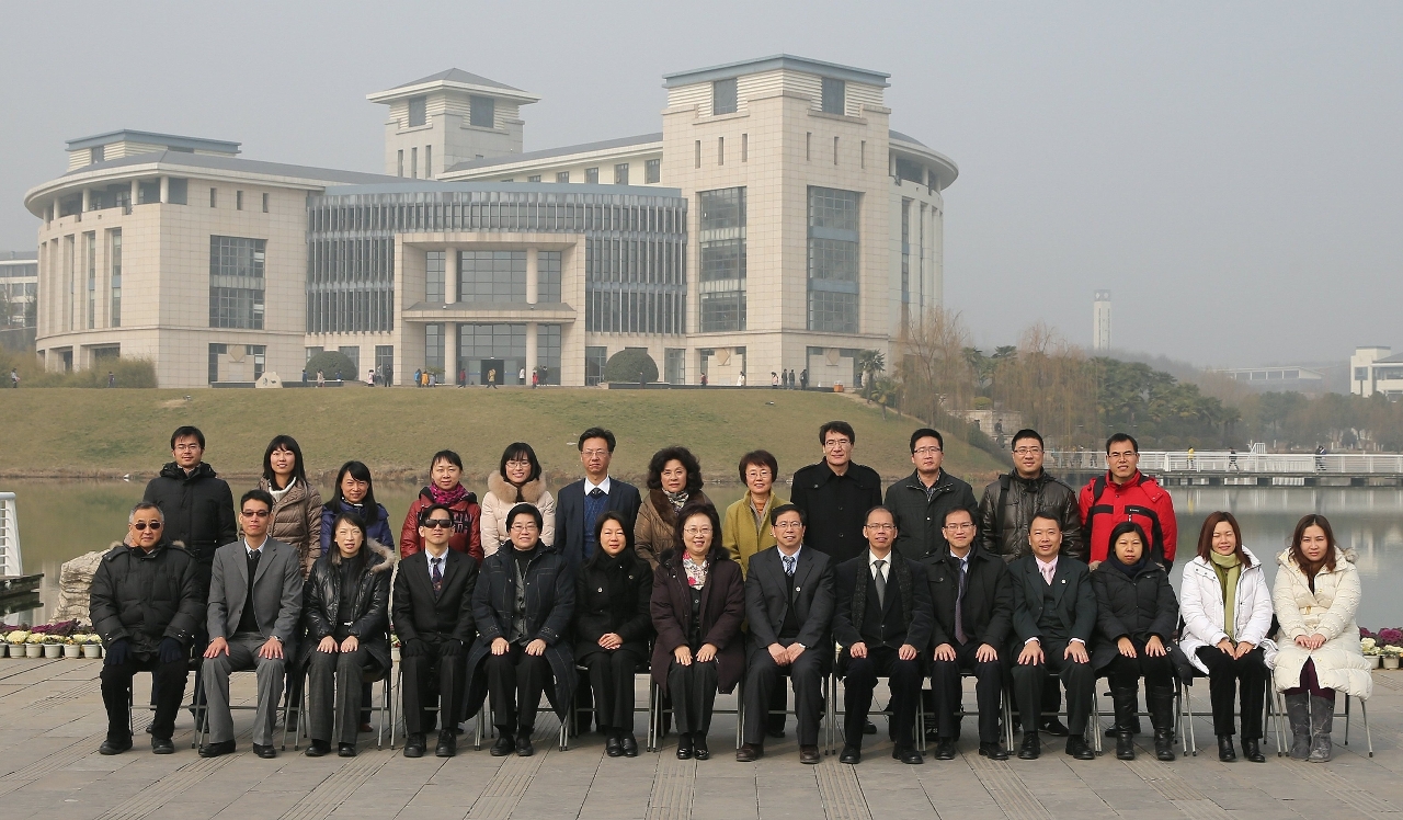 A delegação liderada pela Secretária para a Administração e Justiça, Florinda Chan, visitou a Universidade de Auditoria de Nanjing