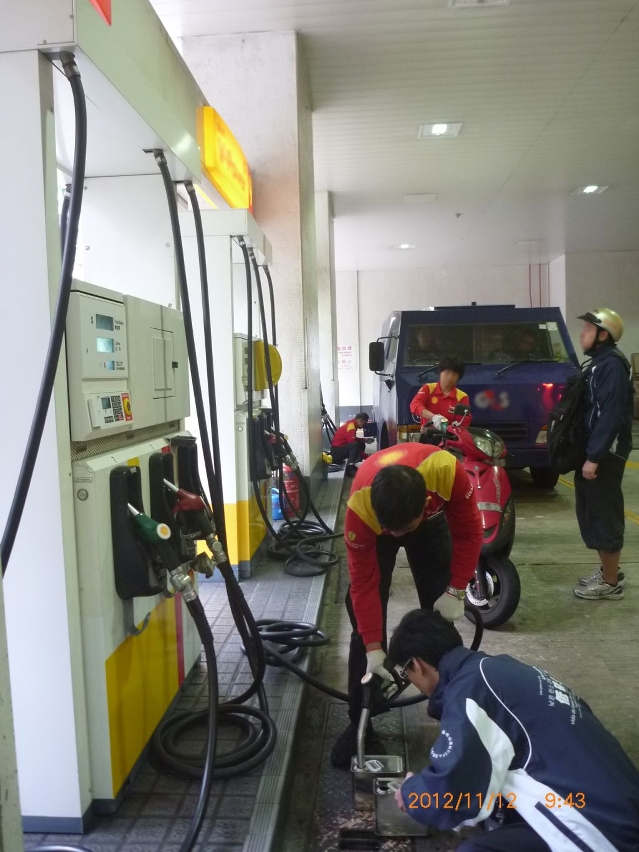 Funcionários da DSPA recolhem amostras de gasóleo para automóveis à venda em Macau para análise em laboratório profissional.