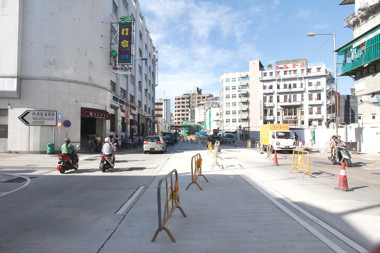 　Ａs obras de repavimentação da Rua das Lorchas estão prestes a terminar de modo a que esteja reaberta ao trânsito antes do sábado.