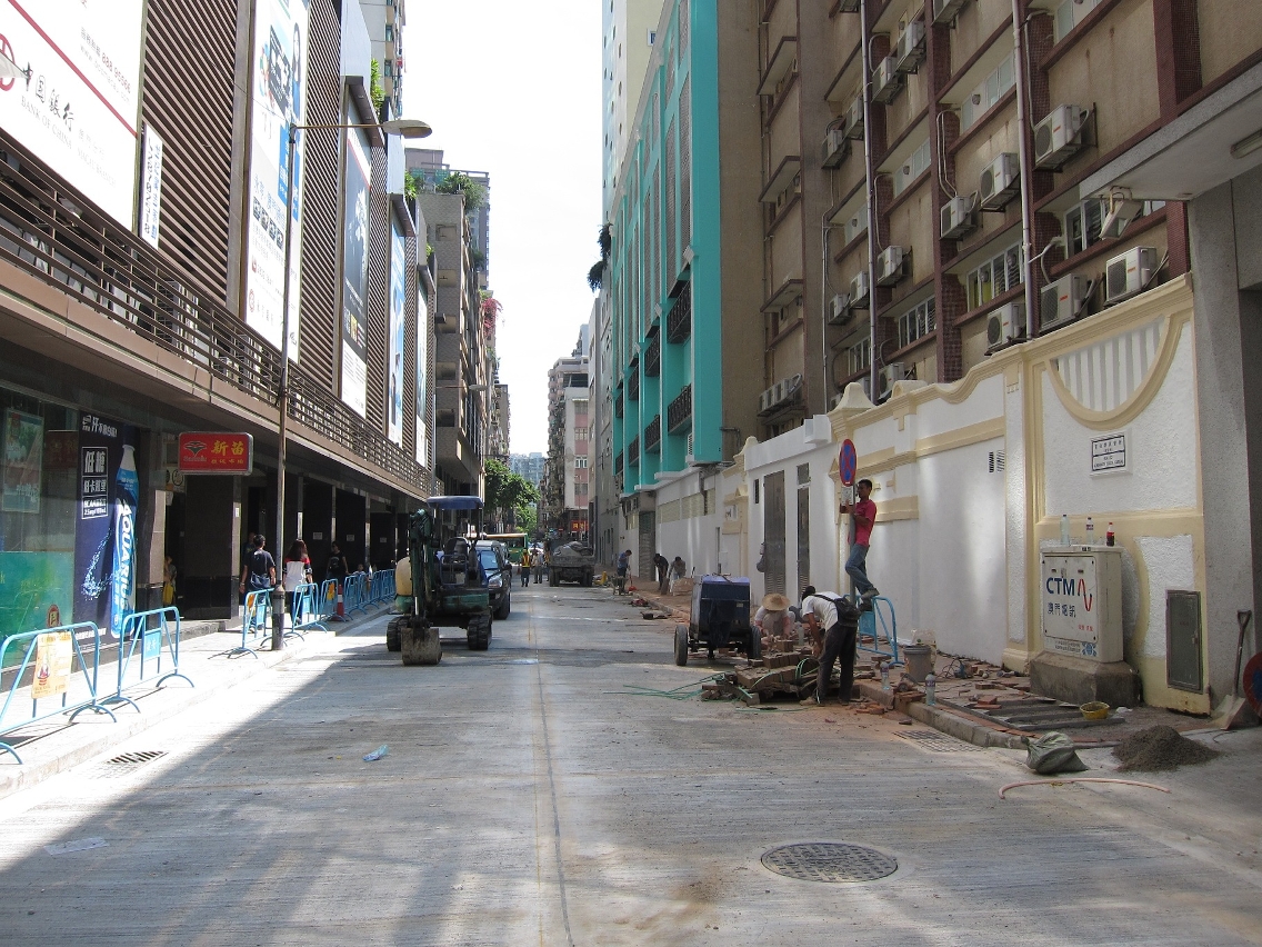 A Rua do Almirante Costa Cabral será reaberta ao trânsito a partir de hoje à noite