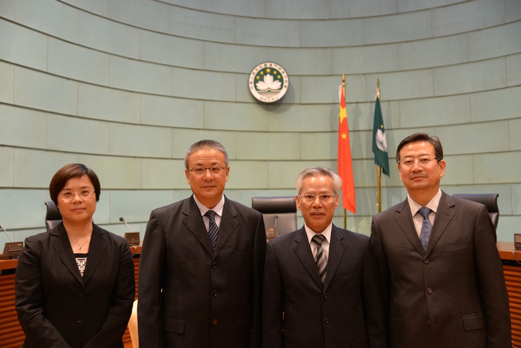 Fotografia de grupo do Presidente Dr. Sam Hou Fai, juíza Dr.ª Song Man Lei, vogal de funções exclusivas Hu Yun Teng e do Subchefe He Zhong Lin, tirada durante a visita da delegação à sala de audiência.