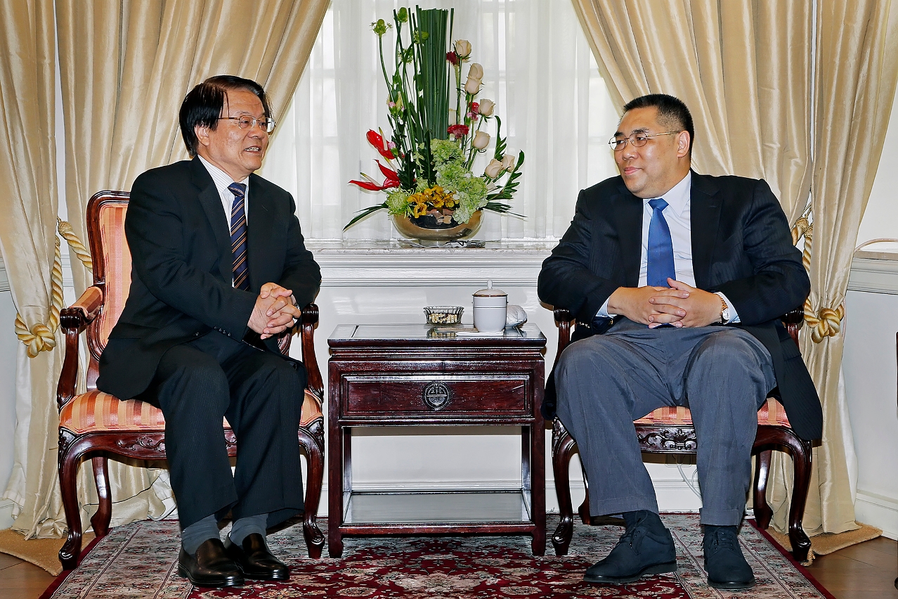 O Chefe do Executivo, Chui Sai On, tem  encontro com o Ministro da Cultura, Cai Wu