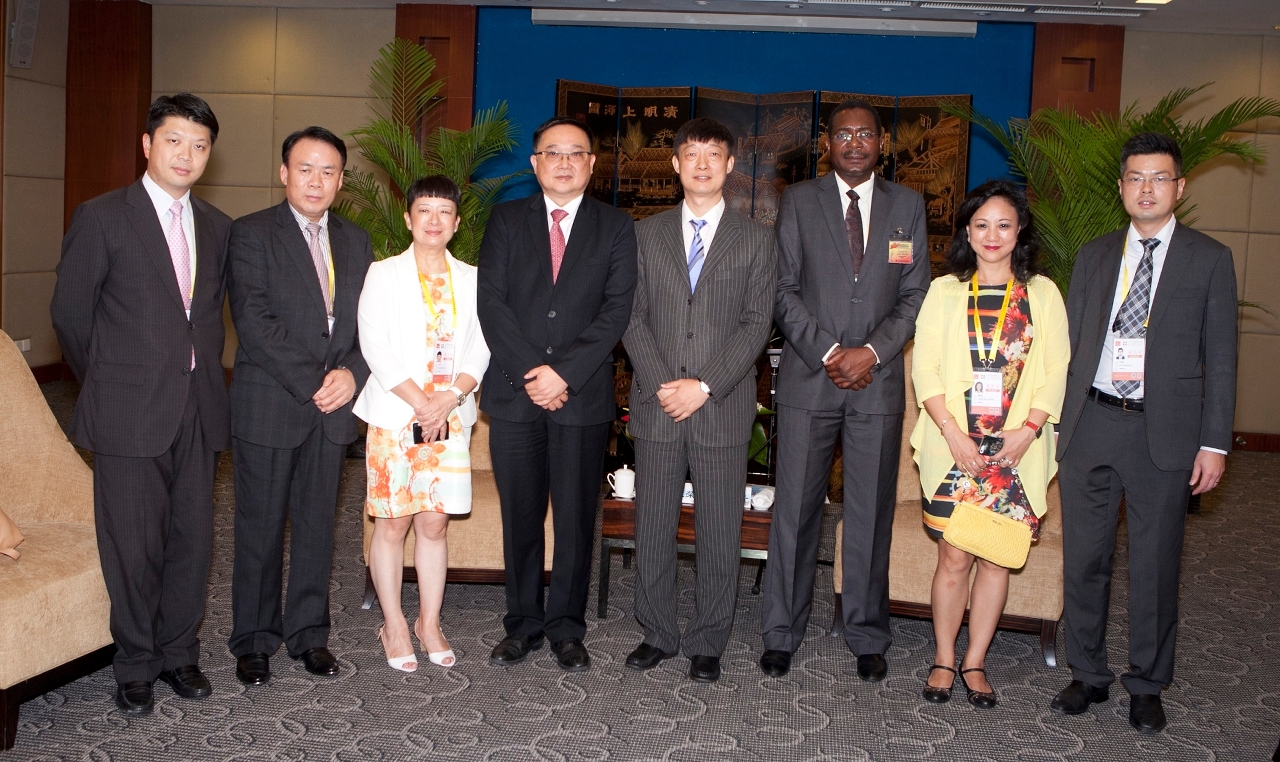 O Senhor Vice-Presidente da Conferência Consultiva Política do Município de Tianjin, Dr. Changjin Li, recebeu em audiência os membros da Delegação Empresarial de Macau.