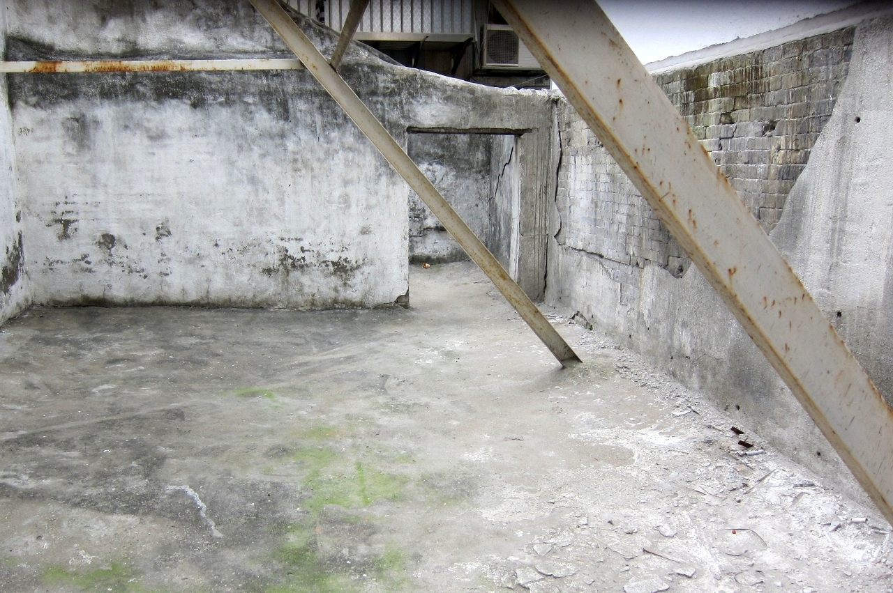 O pavimento do estaleiro de obra ainda não executada deve em cimento, de acordo com as exigências.