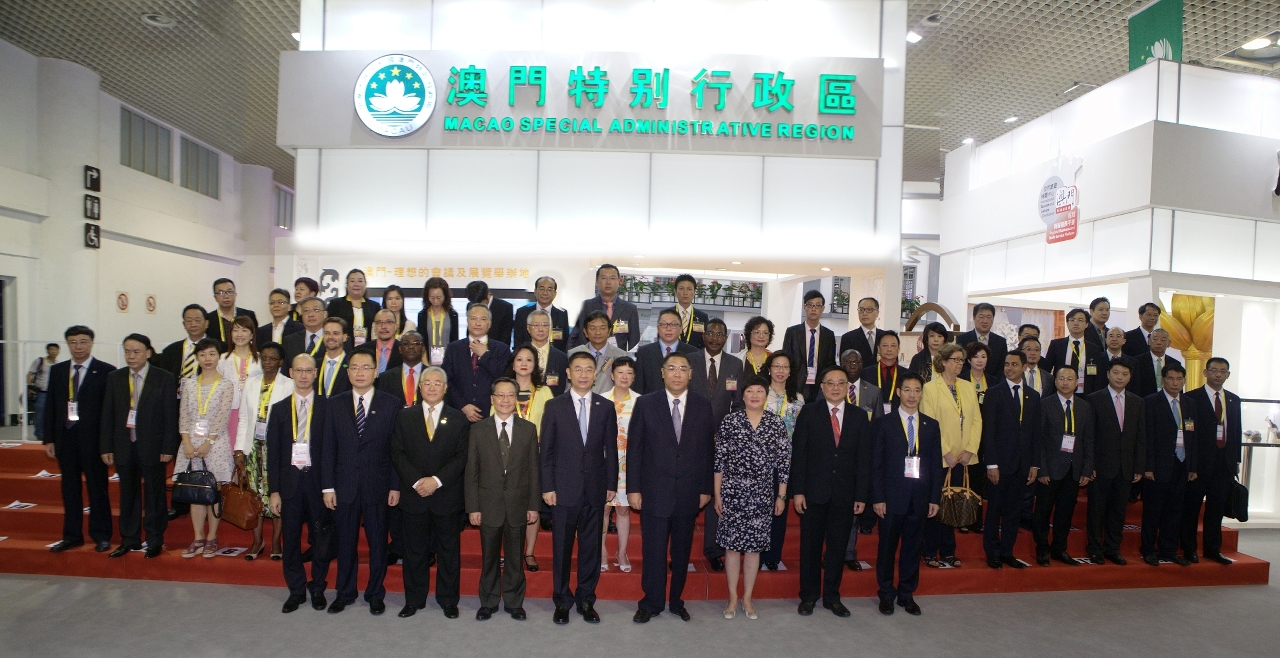 Uma fotografia de grupo em frente do Pavilhão de Macau, entre o Chefe do Executivo da Região Administrativa Especial de Macau, Doutor Fernando Chui Sai On, e os membros da Delegação Empresarial de Macau.