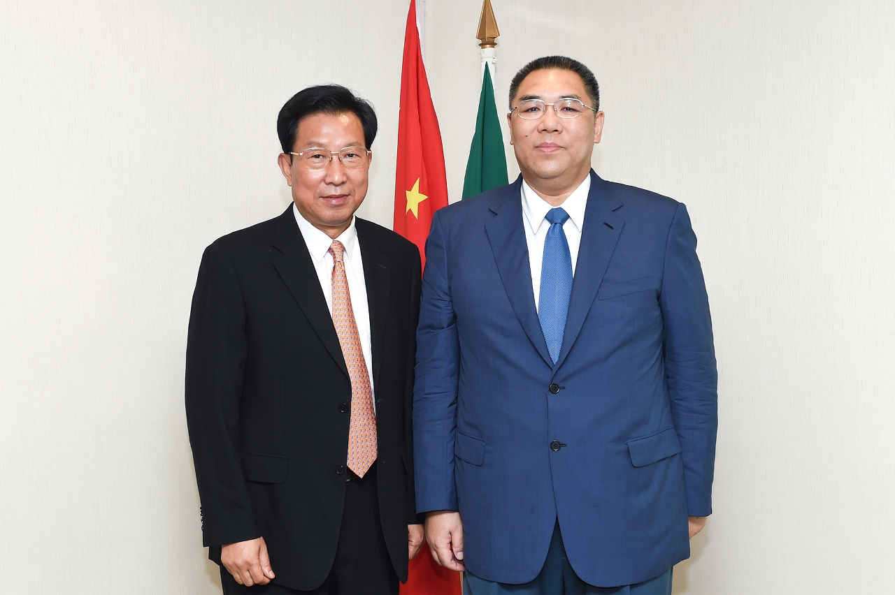 Encontro do Chefe do Executivo, Chui Sai On, com subsecretário do Comité de Zhejiang do PCC , Wang Huizhong.