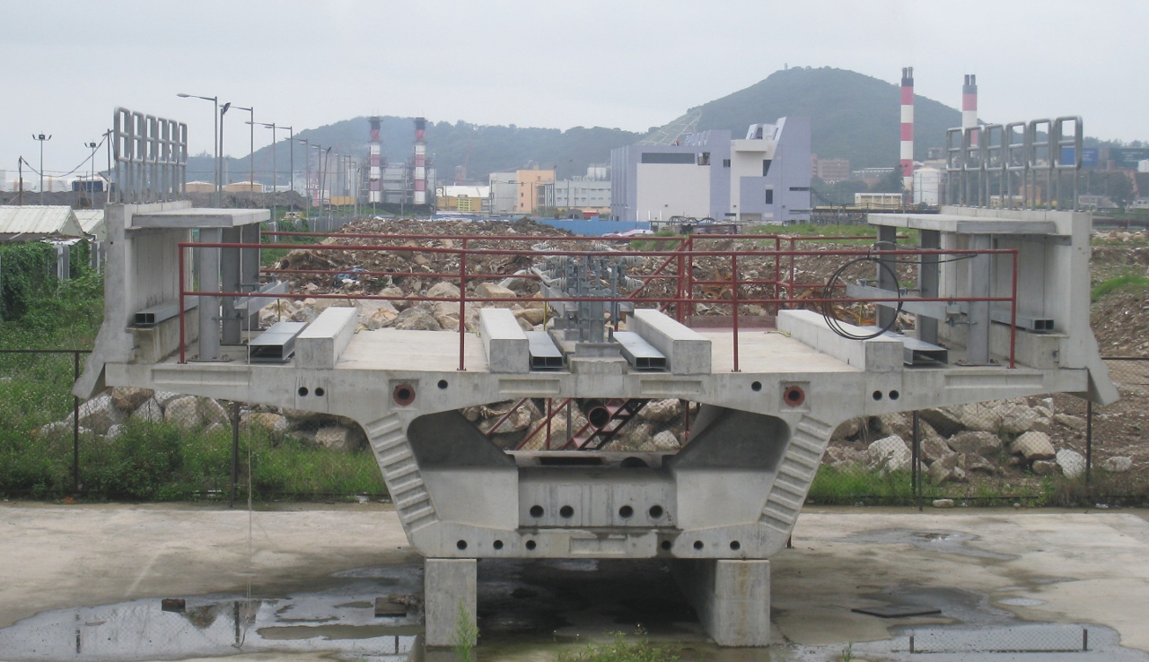 A parte superior do viaduto do Metro Ligeiro é uma estrutura em forma "U", e os guarda-corpos de betão são mais altos do que os respectivos equipamentos do sistema de comboio.