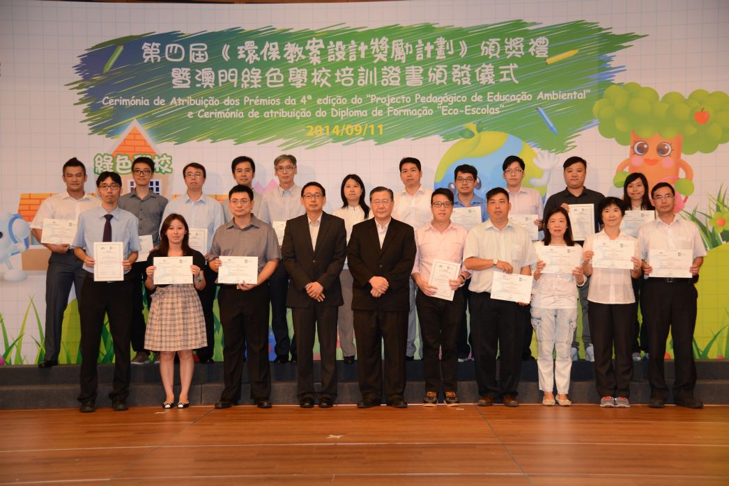 Representantes das escolas com certificado do curso de formação sobre o “Guia de Gestão Ambiental para as Eco-Escolas de Macau”
