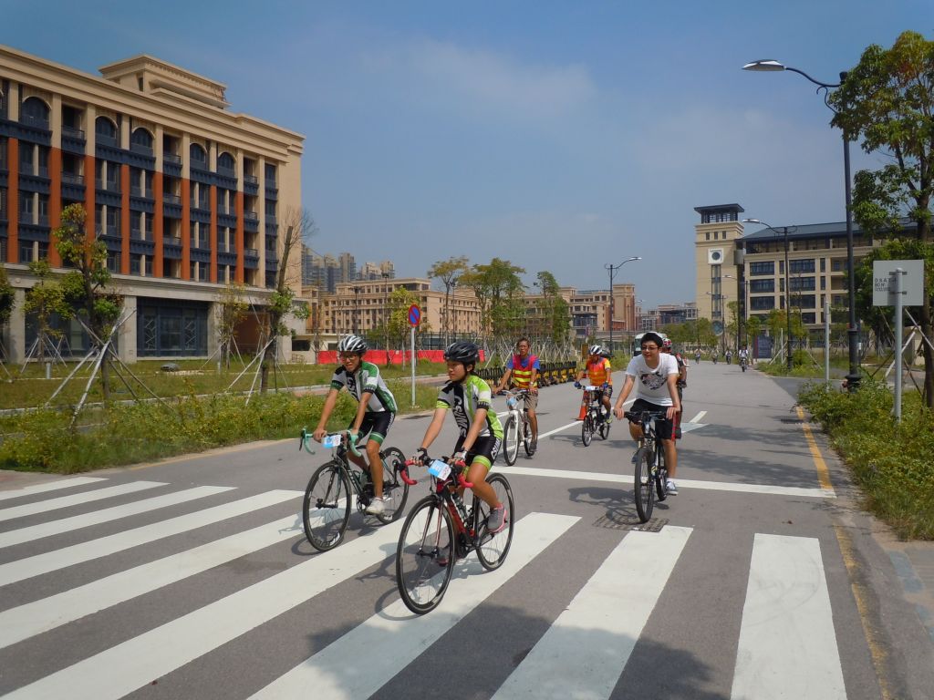 A população participa no passeio divertido no campus ecológico da universiade