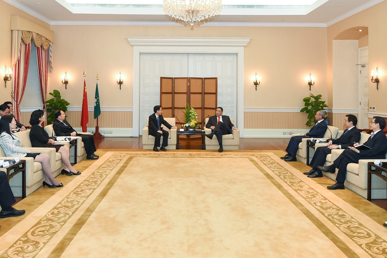 Chefe do Executivo, Chui Sai On num encontro com a delegação do Município de Zhuhai