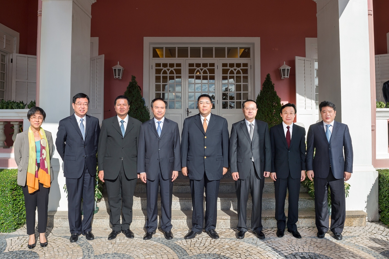 Chefe do Executivo tem encontro com o Director da Administração Nacional do Turismo, Shao Qiwei ( 3ª à direita)