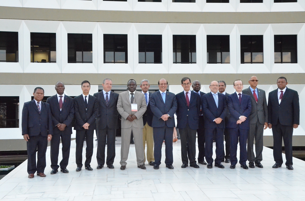 Ho Veng On (3.º da esquerda), o Secretário-Geral da OISC/CPLP, Walton A. Rodrigues (4.º da esquerda) e o Presidente do Tribunal de Contas da União do Brasil, João Augusto Nardes (7.º da esquerda) na fotografia dos chefes de delegações da OISC/CPLP.