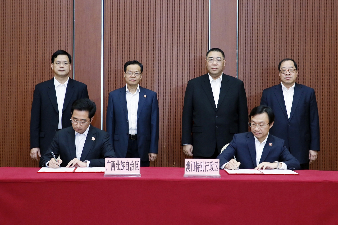 Chefe do Executivo, Chui Sai On, e o presidente da Região Autónoma de Guangxi Zhuang, Chen Wu, testemunham a assinatura do resumo de discussão da cooperação entre a Região Autónoma de Guangxi Zhuang e a Região Administrativa Especial de Macau entre o vice-presidente da Região Autónoma de Guangxi Zhuang, Zhang Xiaoqin e o chefe do Gabinete do Chefe do Executivo, Alexis Tam, em representação dos governos dos dois territórios.
