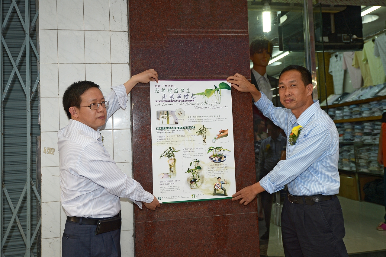 Representantes do Grupo de Trabalho de Prevenção contra a Febre de Dengue e voluntários disbribuem panfletos e afixam cartazes para reforçar a sensbilização sobre a prevenção de febre de Dengue no Largo do Pagode do Bazar