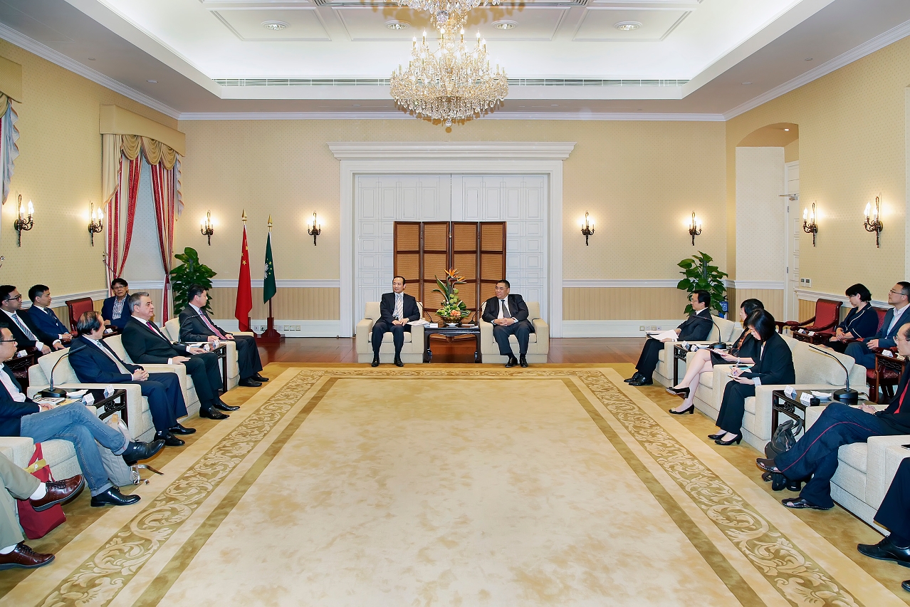 Chefe do Executivo tem encontro com representantes da Associação das Indústrias Criativas de Macau
