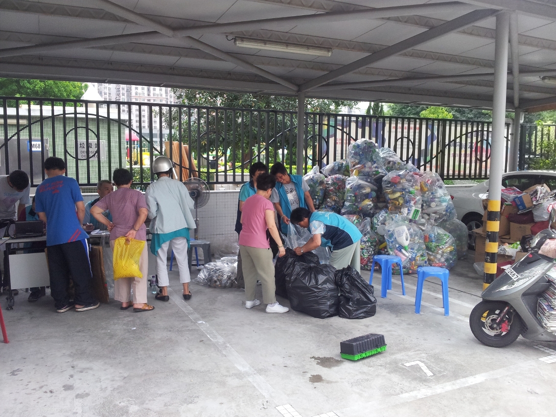 Trabalhadores na linha de frente dos postos de recolha arrumam os materiais reciclados no âmbito do Programa de pontos verdes.