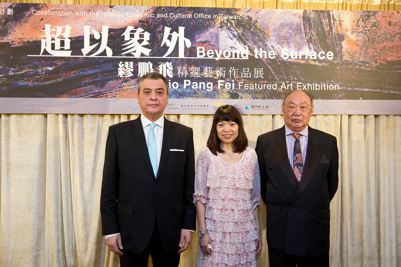 Leong Kit Chi,Carlos Marreiros e Mio Pang Fei presidiram a inauguração da Exposição “Além da Superfície – Principais Obras Artísticas de Mio Pang Fei”.