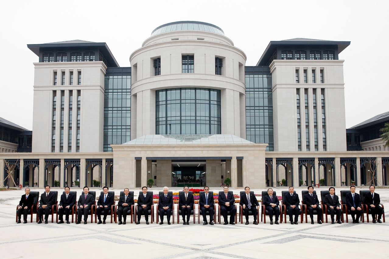 Foto de Grupo à entrada da Biblioteca, edifício emblemático da UM