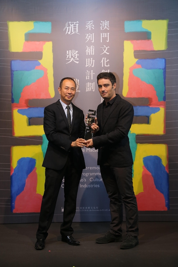 O presidente do IC, Ung Vai Meng entregou o prémio para Ivo M. Ferreira, beneficiário de subsídios do Programa de Apoio à Produção Cinematográfica de Longas Metragens.