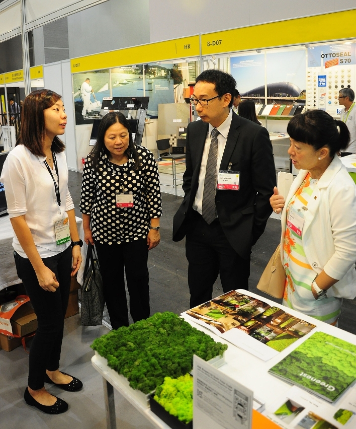 Membros da delegação trocam informações sobre tecnologias de protecção ambiental com os expositores da Expo Internacional Ambiente 2014
