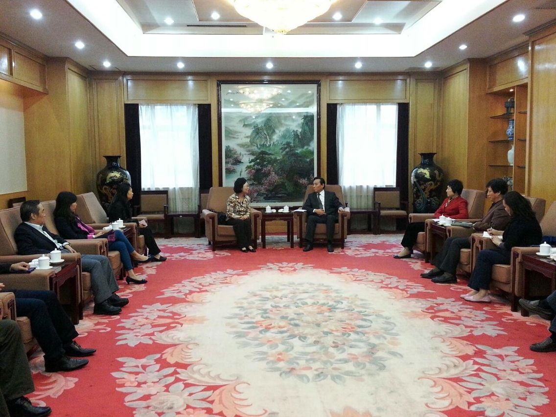 A delegação chefiada pela Dra. Florinda Chan visitou Liu Dongsheng, subdirector da Direcção Estatal das Florestas.