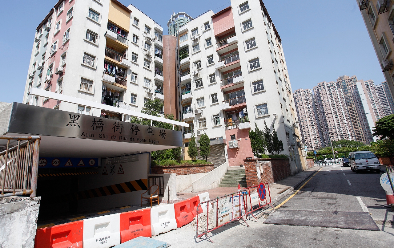 Estão praticamente concluídas as obras de melhoramento do auto-silo público da Rua da Ponte Negra na Taipa.
