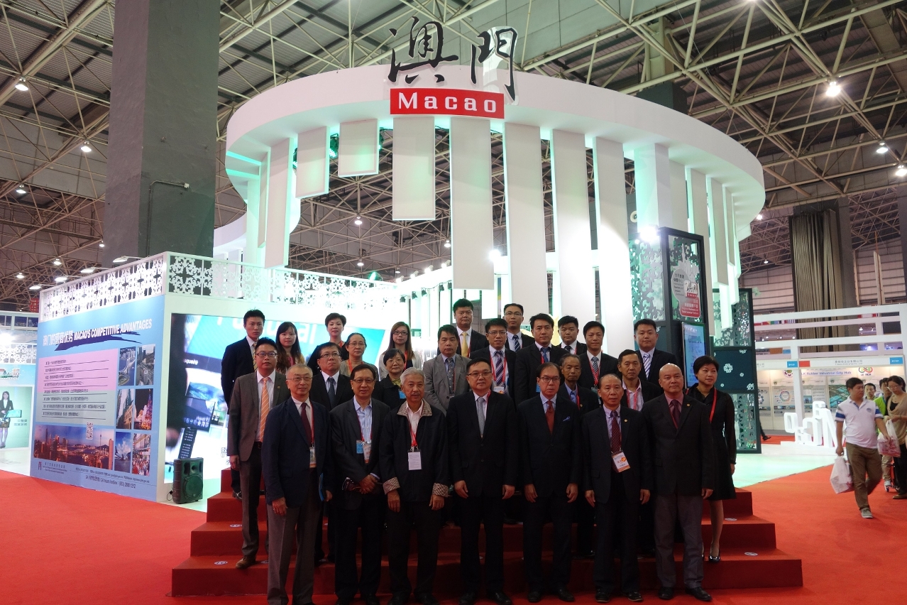 Fotografia de grupo do Presidente do IPIM, Dr. Jackson Chang, e dos membros da Delegação Empresarial de Macau, tirada em frente do Pavilhão de Macau,