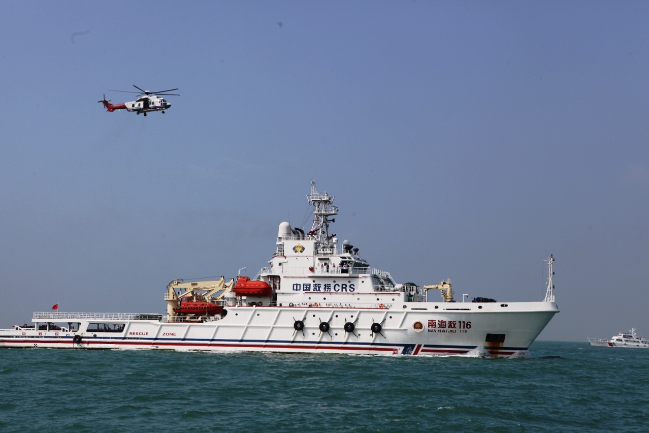 Exercício de combate a incêndio praticado pela embarcação de salvamento da DSAMA
