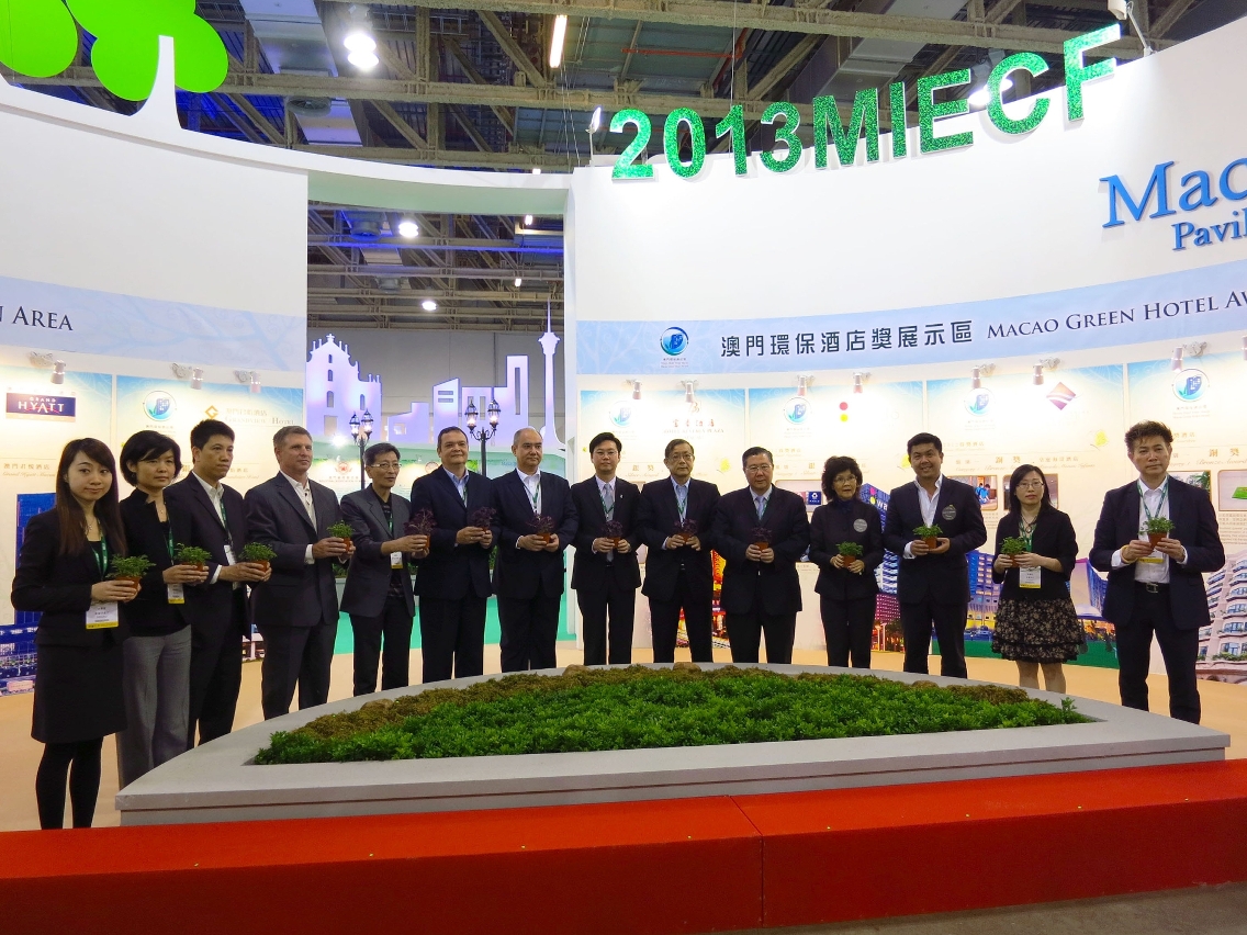 Personalidades e convidados na cerimónia de inauguração da zona de exposição do Prémio Hotel Verde Macau no 2013MIECF