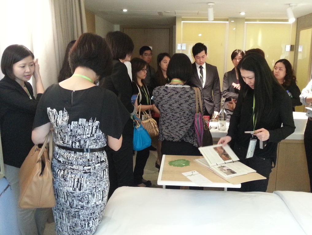 A delegação visita as instalações ambientais de um quarto do hotel.