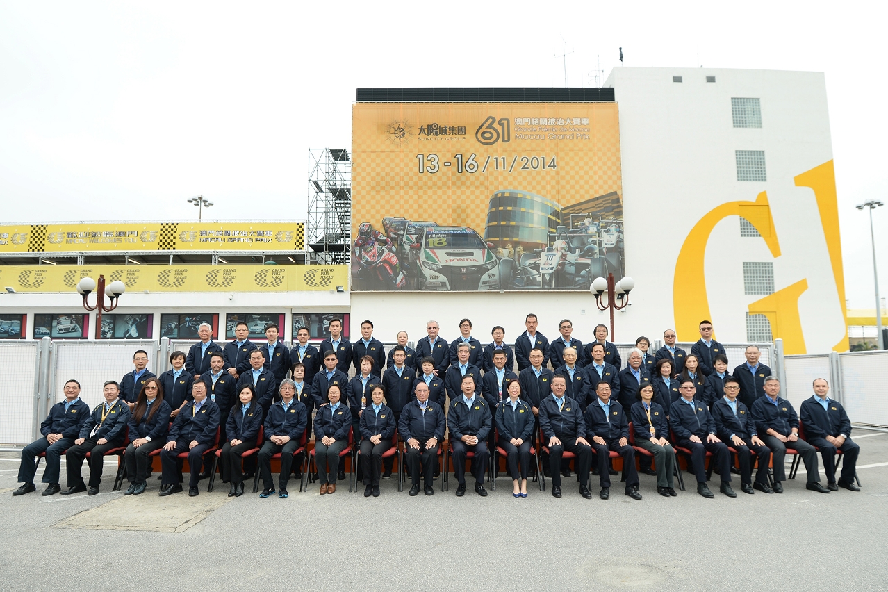 Fotografia de grupo do secretário para os Assuntos Sociais e Cultura e presidente da Comissão do Grande Prémio de Macau, Cheong U, com os membros da Comissão e das Subcomissões.