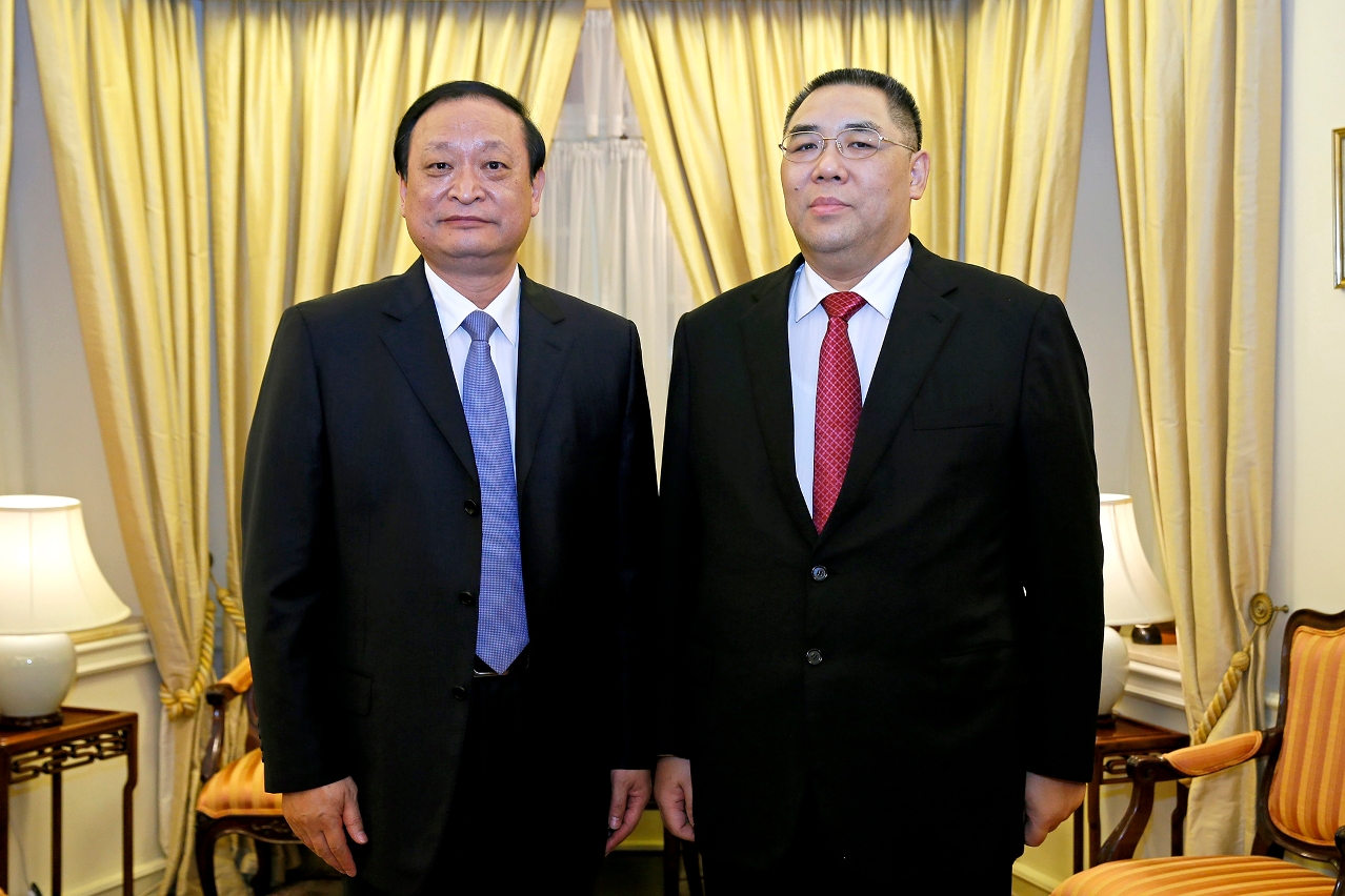 Encontro entre o Chefe do Executivo, Chui Sai On,  e o vice-ministro da Comissão Nacional de Planeamento Familiar e Saúde e director da Administração Estatal de Medicina Tradicional Chinesa, Wang Guoqiang.