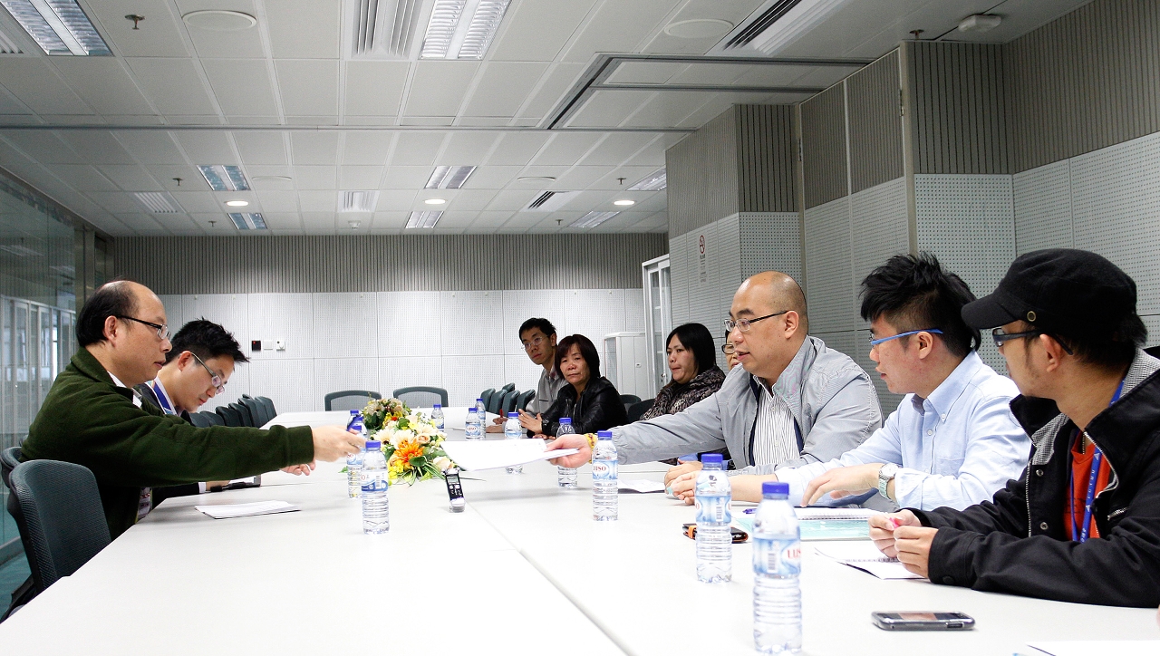 Associação de Amizade dos Moradores da Zona Nordeste de Macau e os representantes dos moradores visitaram a DSSOPT e a DSAT para entregar as opiniões e sugestões sobre as instalações de estacionamento desta zona.