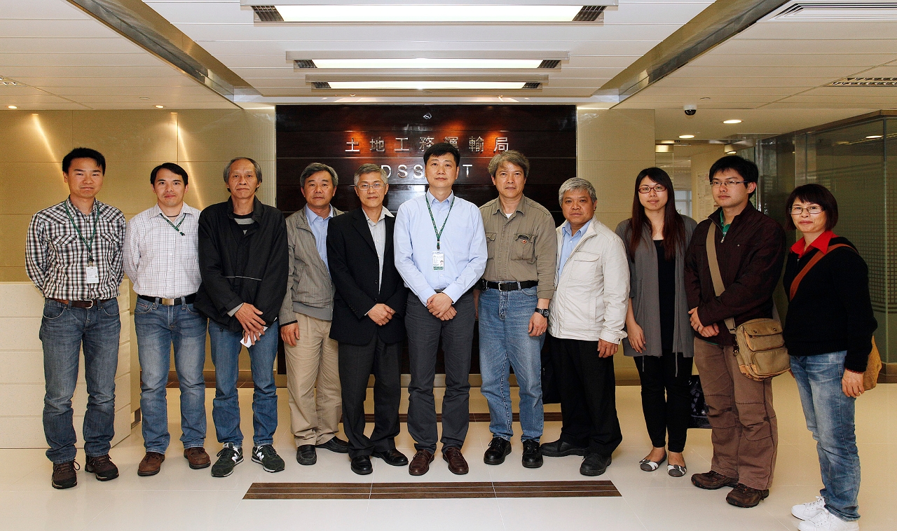 Fotografia de grupo dos representantes da DSSOPT e da Associação de Empregados de Elevadores e Escadas Rolantes de Macau