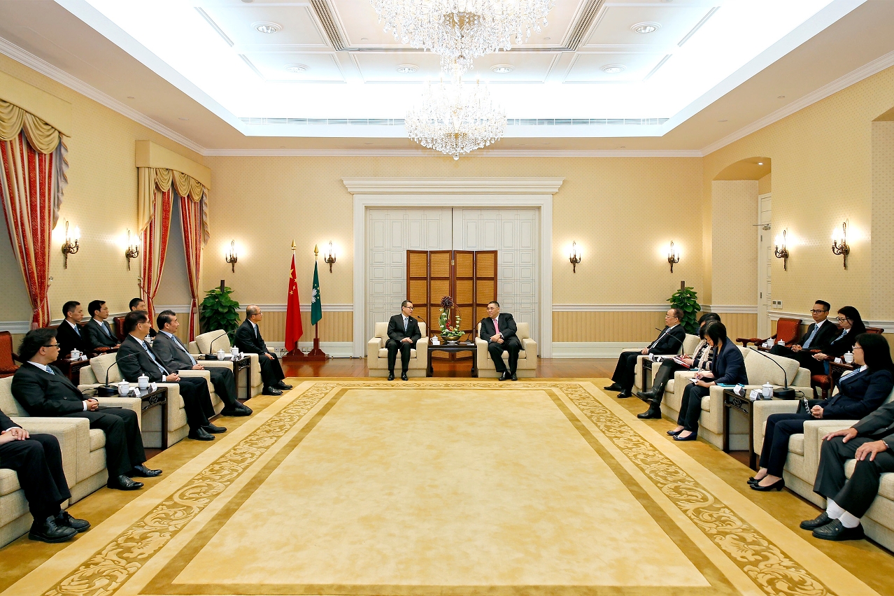 Chefe do Executivo com representantes da Associação Comercial de Ar-Condicionado e Refrigeração de Macau