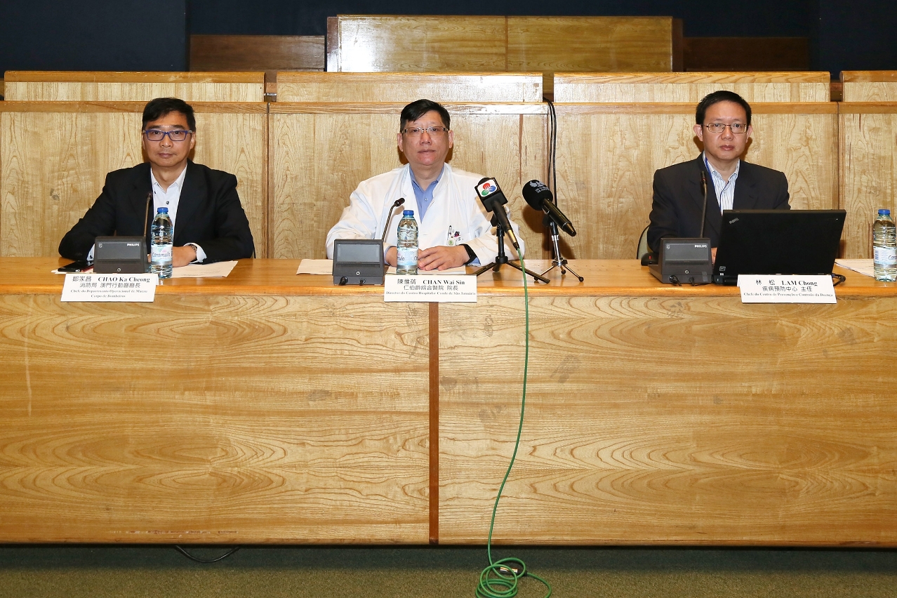 Conferência após o simulacro (esquerda：Chefe do Departamento Operacional, Chau Ka Cheong, Director do CHCSJ, Chan Wai Sin, Coordenador do Gabinete de Controlo de Prevenção da Doença, Lam Chong)