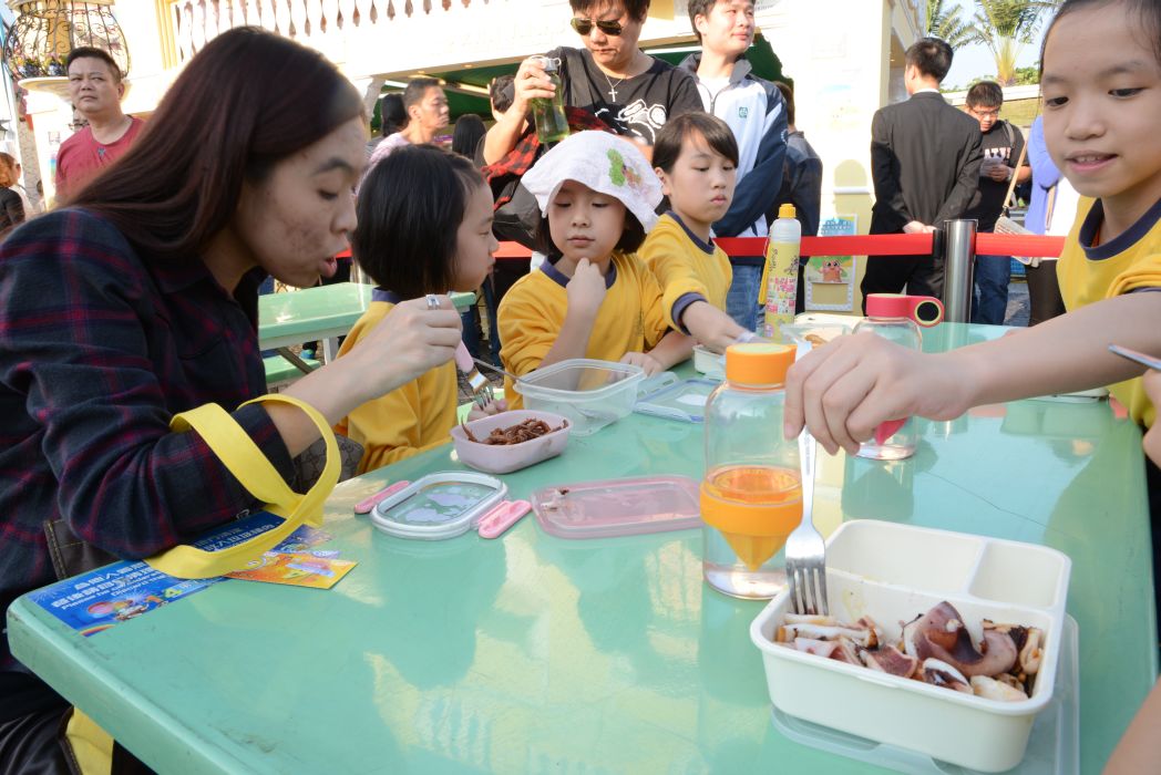 Sob a liderança das quatro mascotes da DSPA, os alunos trazem consigo as caixas de merenda, aplicando o princípio de “valorizar alimentos” durante a compra de comida.
