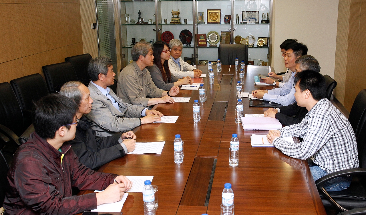 Encontro realizado entre a Associação de Empregados de Elevadores e Escadas Rolantes de Macau e a DSSOPT para debate sobre a fiscalização e gestão dos equipamentos electromecânicos