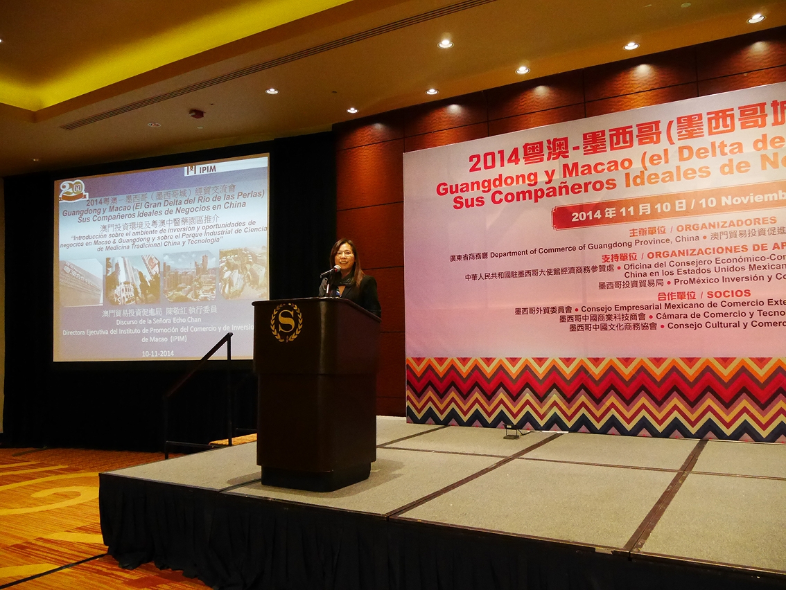 A Vogal Executiva do IPIM, Dra. Echo Chan, fazendo a promoção do ambiente de investimento em Macau no decorrer do Seminário de Intercâmbio Económico e Comercial.