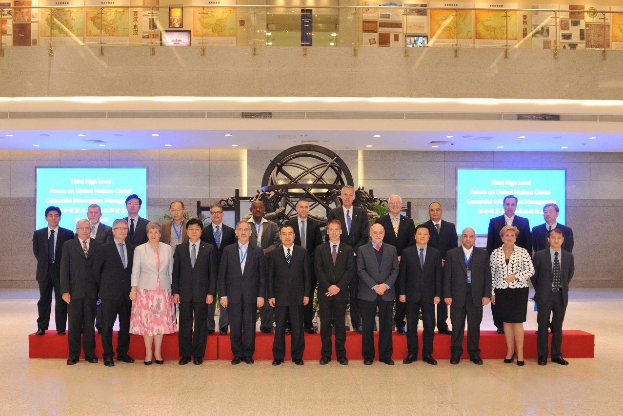 Director da Administração Estatal de Topo-cartografia e Informações Geográficas, Kurexi Maihesuti, e vários representantes dos principais países participantes